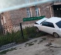 Легковой автомобиль врезался в забор "Сбербанка" в Охе