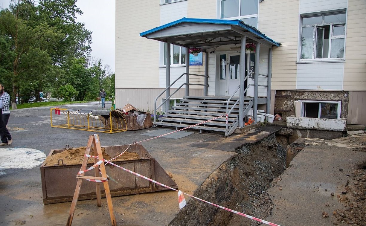 Мэр Южно-Сахалинска поручил сделать водоотвод, чтобы избежать влаги в подвале лицея №1