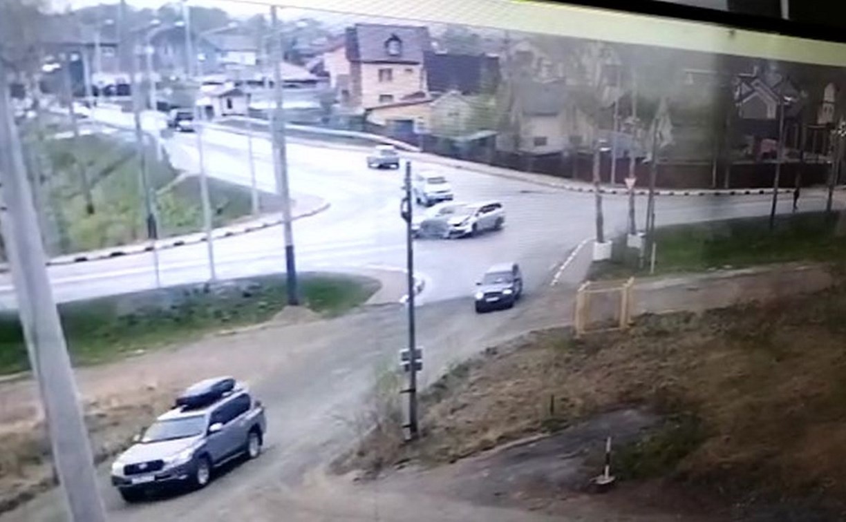 ДТП произошло по дороге в аэропорт в Южно-Сахалинске, момент удара попал на видео
