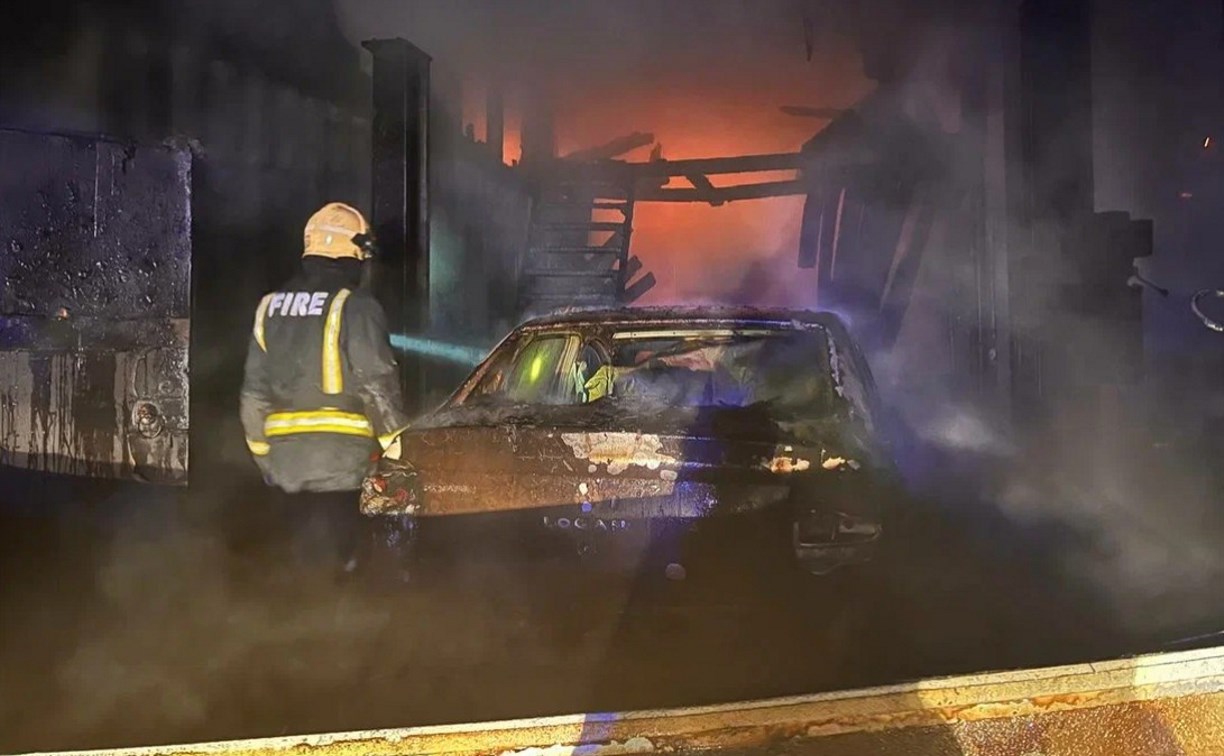 Сильный пожар охватил 144 "квадрата" ремонтного бокса для авто в Южно-Сахалинске