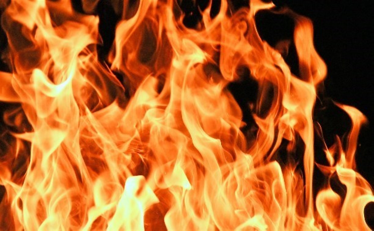 Четверых человек эвакуировали во время пожара в многоэтажке в Макарове