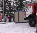 Сахалинские пожарные вместе с дедом Морозом нарядили огромную лесную елку