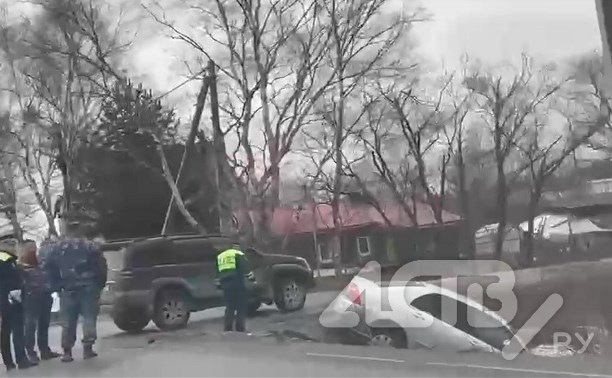Легковушка улетела в кювет на юге Сахалина