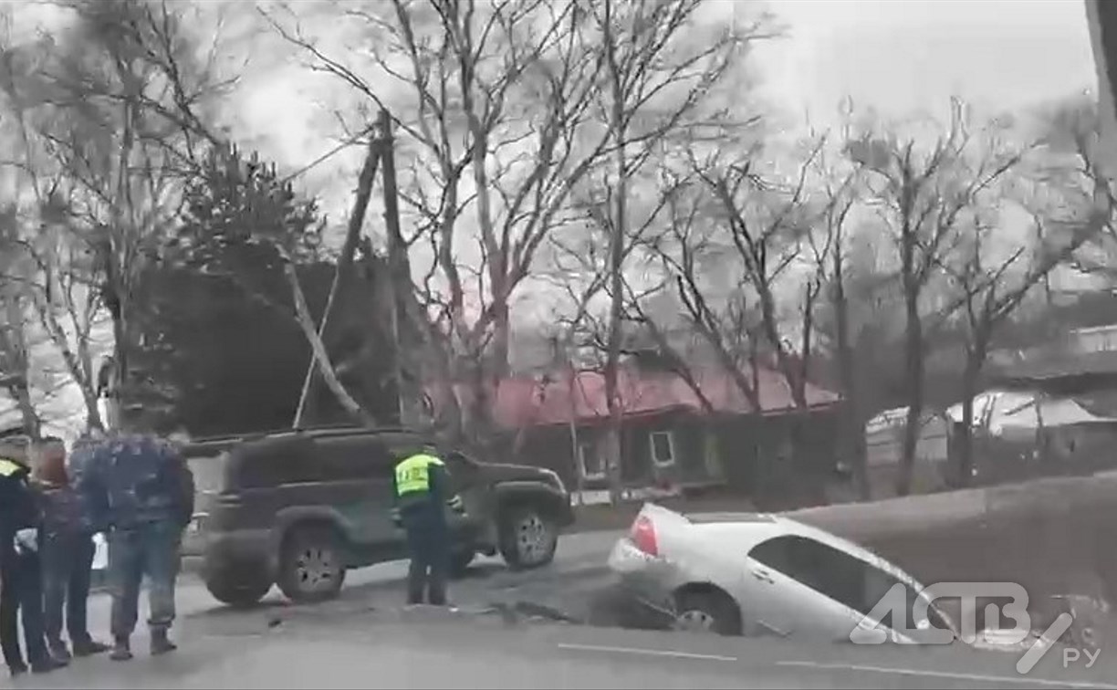 Легковушка улетела в кювет на юге Сахалина