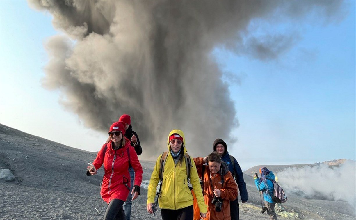 Туристы побывали на Эбеко во время извержения