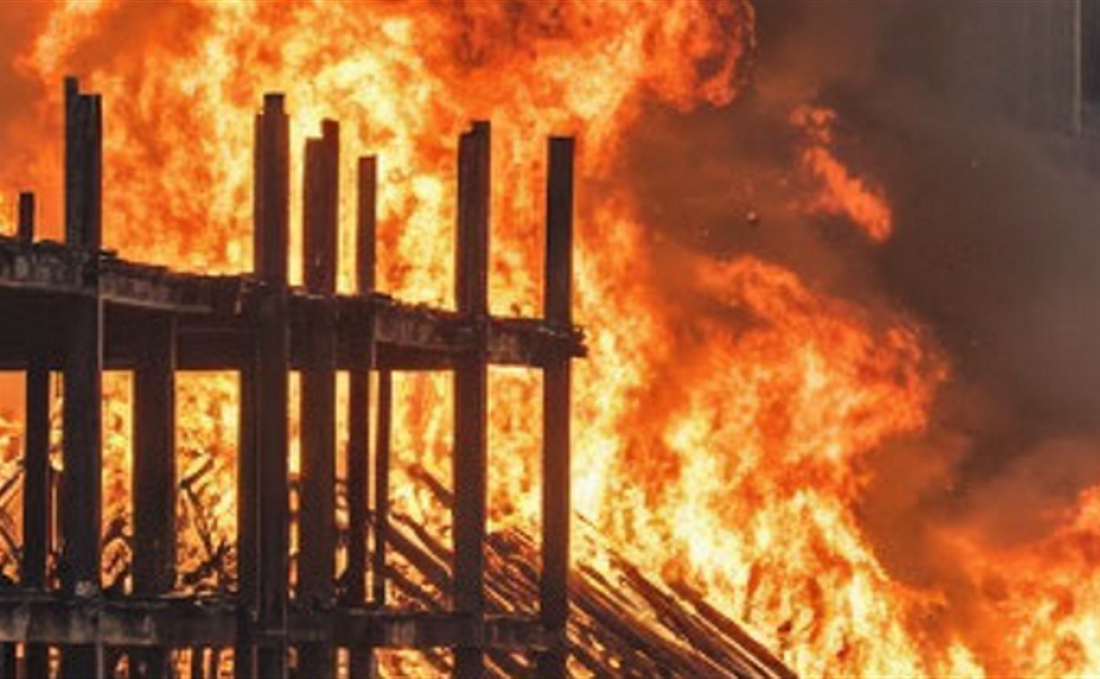 На севере Сахалина горел жилой двухквартирный дом