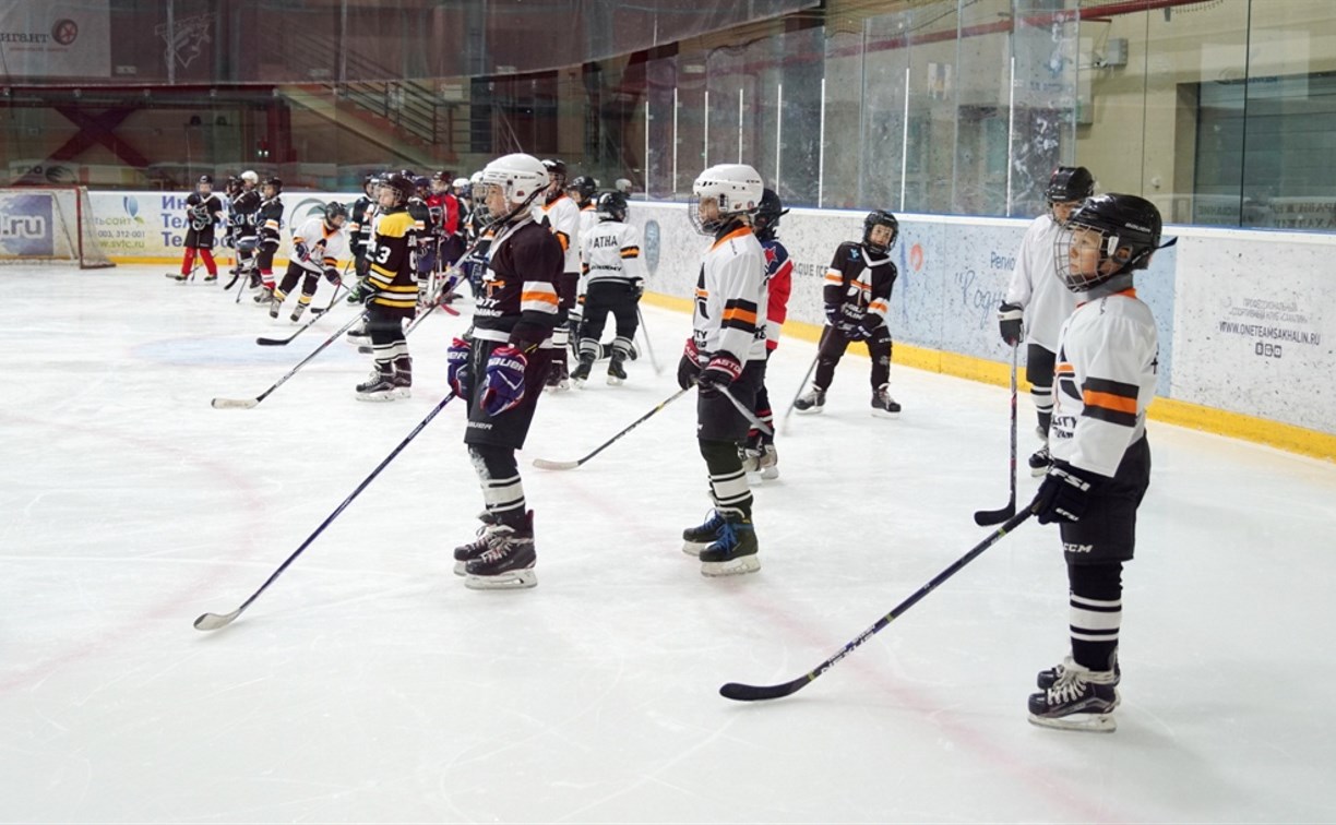 Юных хоккеистов познакомили с профессиональными секретами их спорта в Южно-Сахалинске