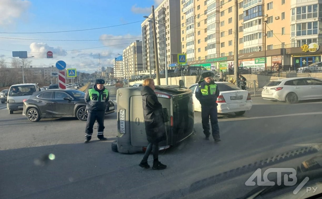 В Южно-Сахалинске после столкновения иномарка перевернулась на бок