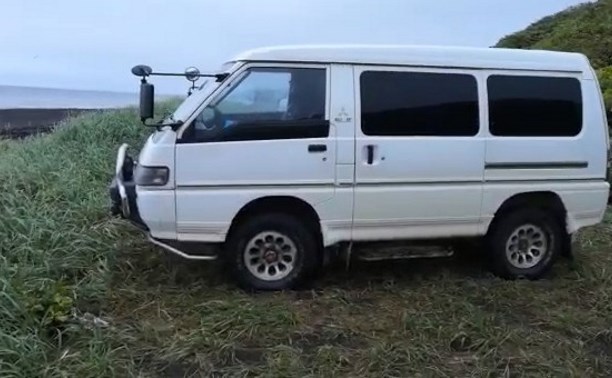 Сахалинцы переживают за судьбу владельцев брошенного микроавтобуса