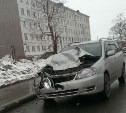 Разбитый автомобиль без хозяина стоит на въезде в Луговое