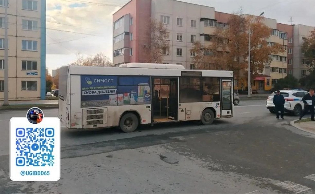 Пожилая южносахалинка травмировалась в автобусе, водитель которого резко затормозил 