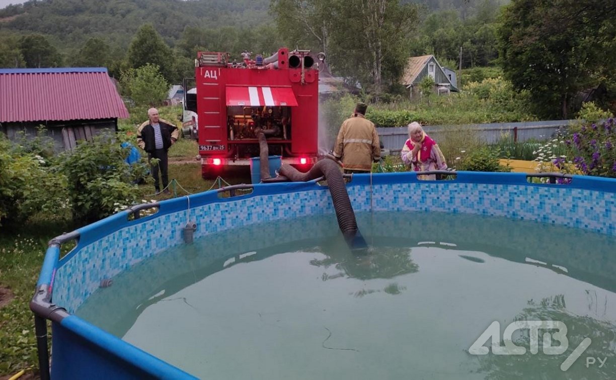 Бассейн у дома помог пожарным потушить дачу в сахалинском селе