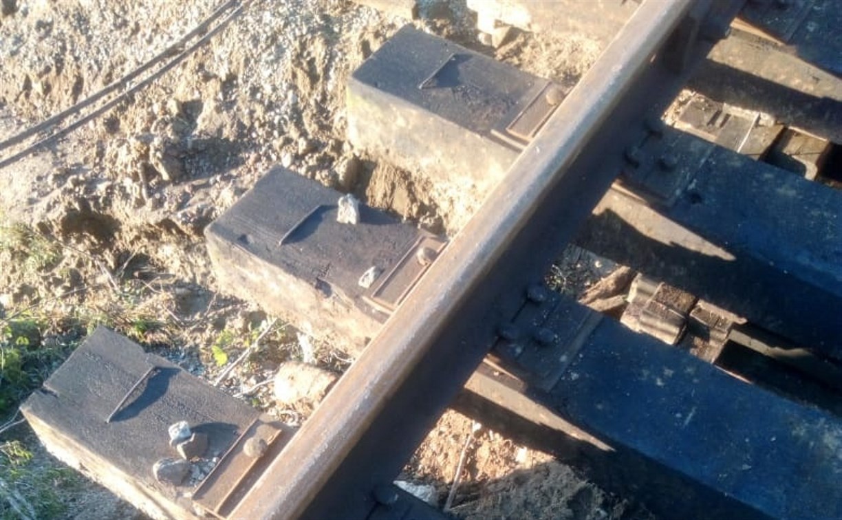 Железную дорогу в Макаровском районе продолжают расчищать и укреплять