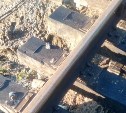 Железную дорогу в Макаровском районе продолжают расчищать и укреплять