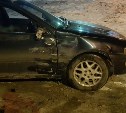 Неизвестный врезался в припаркованную машину и скрылся с места ДТП в Корсакове