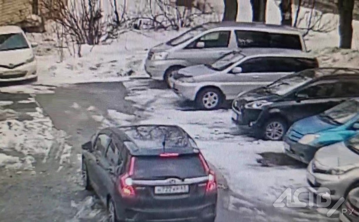 "Судьбу решили секунды": водитель в Южно-Сахалинске чуть не сбил детей, дав газу во дворе
