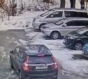 "Судьбу решили секунды": водитель в Южно-Сахалинске чуть не сбил детей, дав газу во дворе