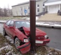 Пьяный угонщик из Поронайска на чужом автомобиле врезался в фонарный столб