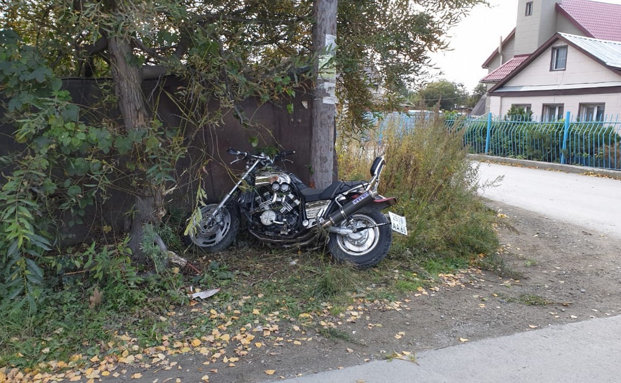 Сахалинец на мотоцикле врезался в гараж и попал в больницу