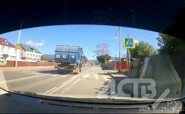 Автомобиль на боку пролетел между забором и дорожным знаком в Южно-Сахалинске