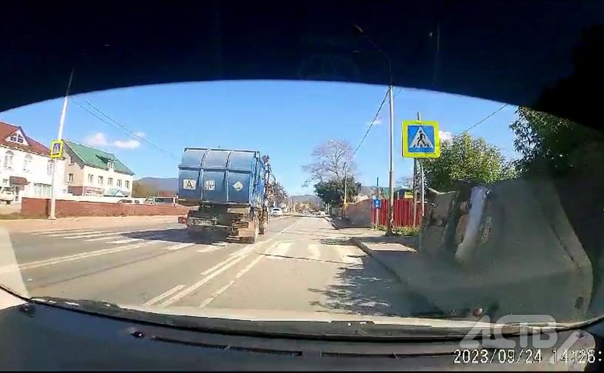 Автомобиль на боку пролетел между забором и дорожным знаком в Южно-Сахалинске