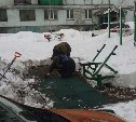 Жителей Макарова возмутила технология укладки резинового покрытия для детской площадки 