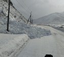 Снежная масса сошла на дорогу в Невельском районе