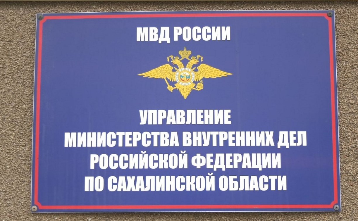 Два кубометра бруса незаметно вынес через окно из дома соседки житель Анивы   