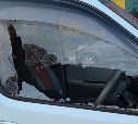 В Южно-Сахалинске неизвестный расстрелял стекла машины на парковке у торгового центра 