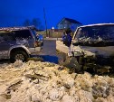 Микроавтобус и внедорожник лоб в лоб столкнулись в Южно-Сахалинске