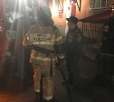 Ночью пожарные тушили подвал многоэтажки в Южно-Сахалинске 