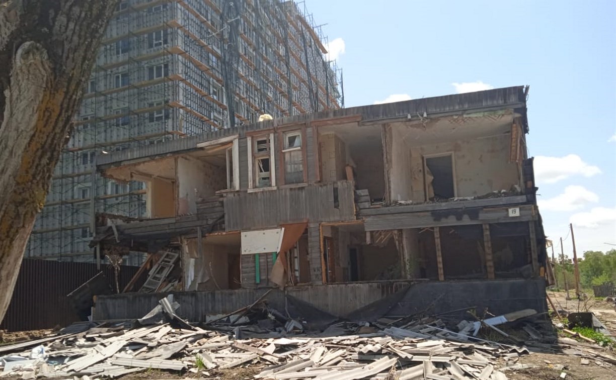 Обломки расселенного дома около детской площадки пугают жителей Южно-Сахалинска