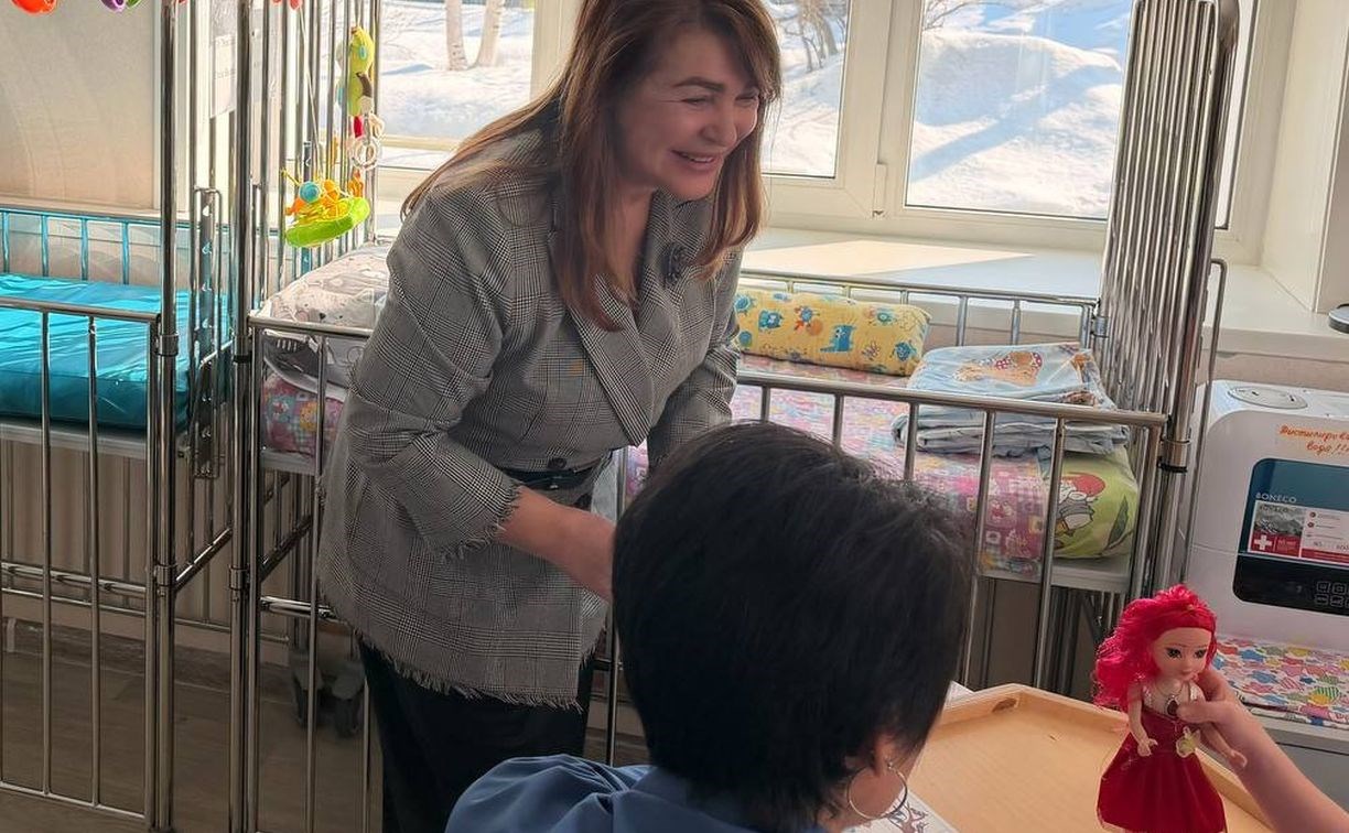 Пятилетняя девочка из приёмной семьи, попавшая в больницу с травмами, проходит реабилитацию на Сахалине