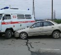 Toyota Carina и "скорая помощь" столкнулись в Южно-Сахалинске