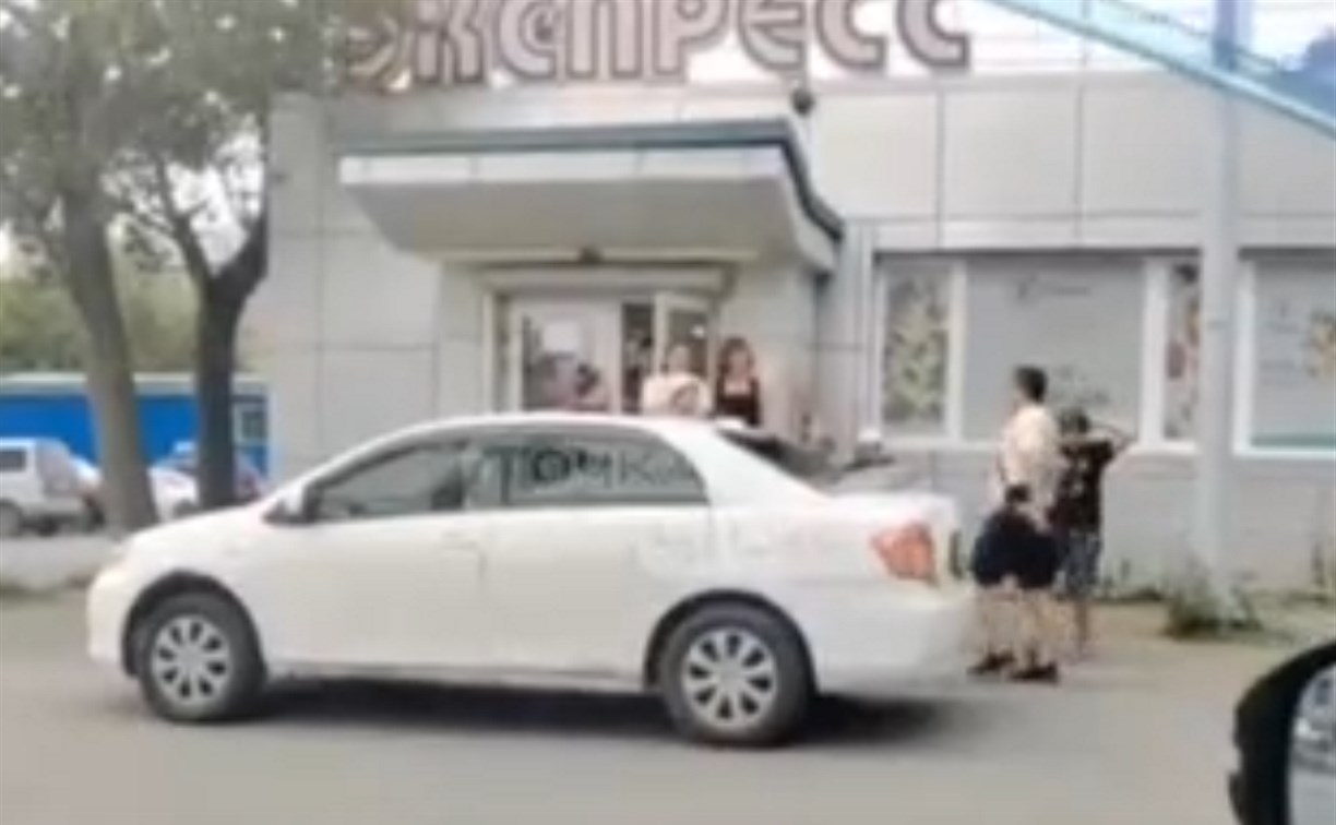 В Южно-Сахалинске пьяный мужчина разгромил припаркованный автомобиль