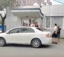 В Южно-Сахалинске пьяный мужчина разгромил припаркованный автомобиль