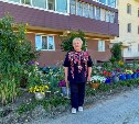 Петунии, лилии, флоксы и ромашки:  как жительница Южно-Сахалинска создаёт цветущий сад во дворе