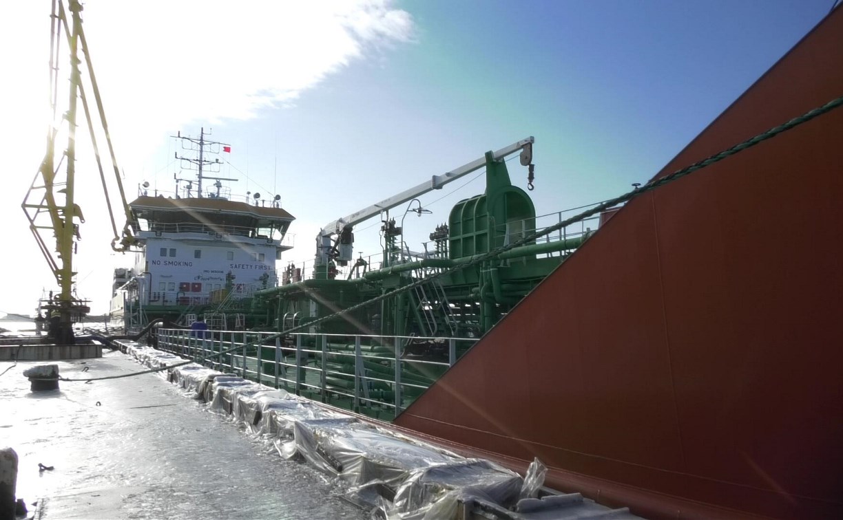 Новый танкер «Роснефти» встретили в порту Корсакова