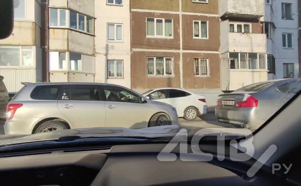 В Южно-Сахалинске "злые люди" на автомобилях не дают жителям дома выехать со двора