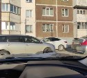 В Южно-Сахалинске "злые люди" на автомобилях не дают жителям дома выехать со двора