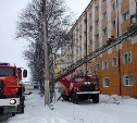 При пожаре в жилом доме в Корсакове погиб молодой мужчина