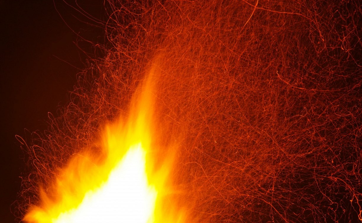 Возгорание гаража ликвидировали в Корсакове