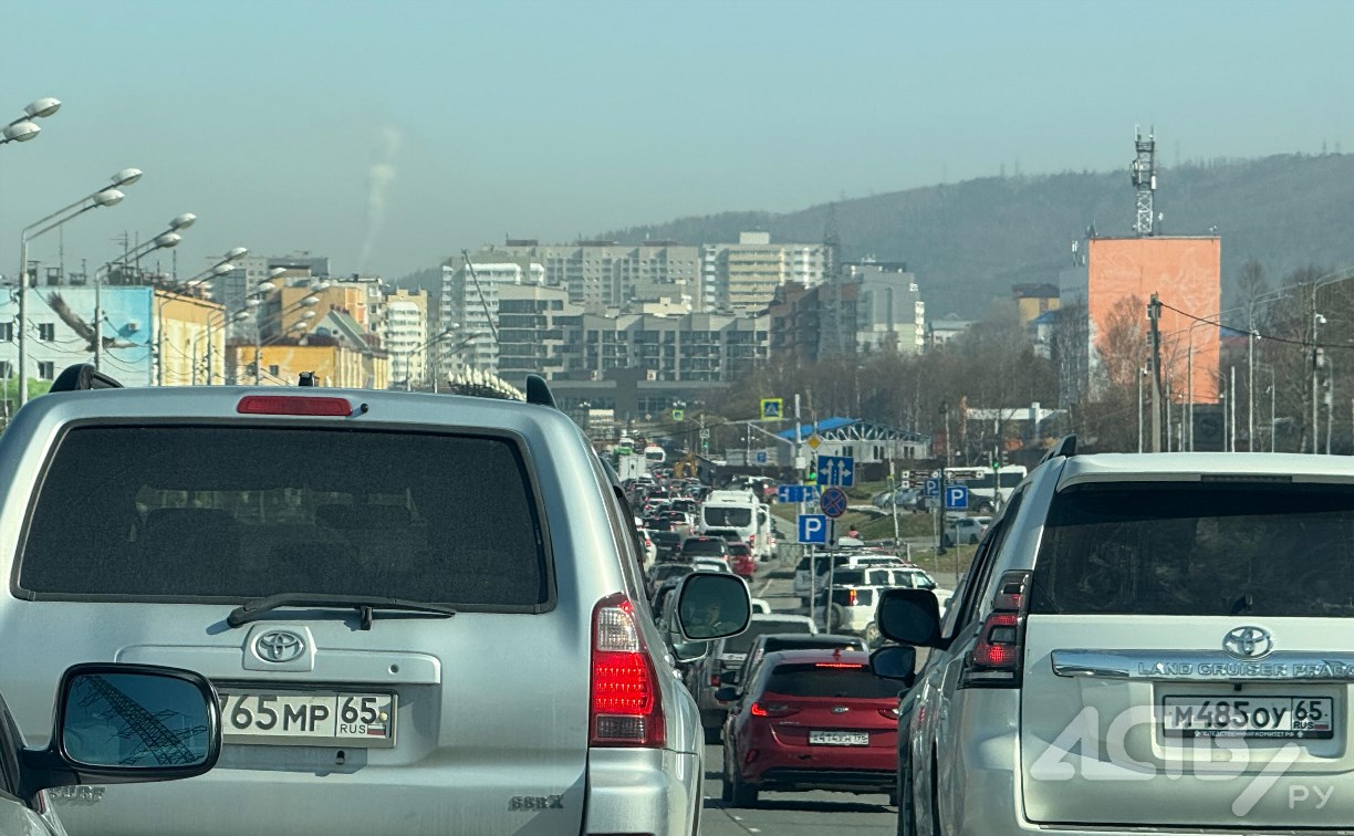 "Стоим во все стороны": южносахалинцы показали на видео, как через огромные пробки добираются до работы