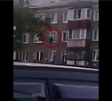 Выпрыгнуть из окна 4 этажа грозится мужчина в эти минуты в Южно-Сахалинске