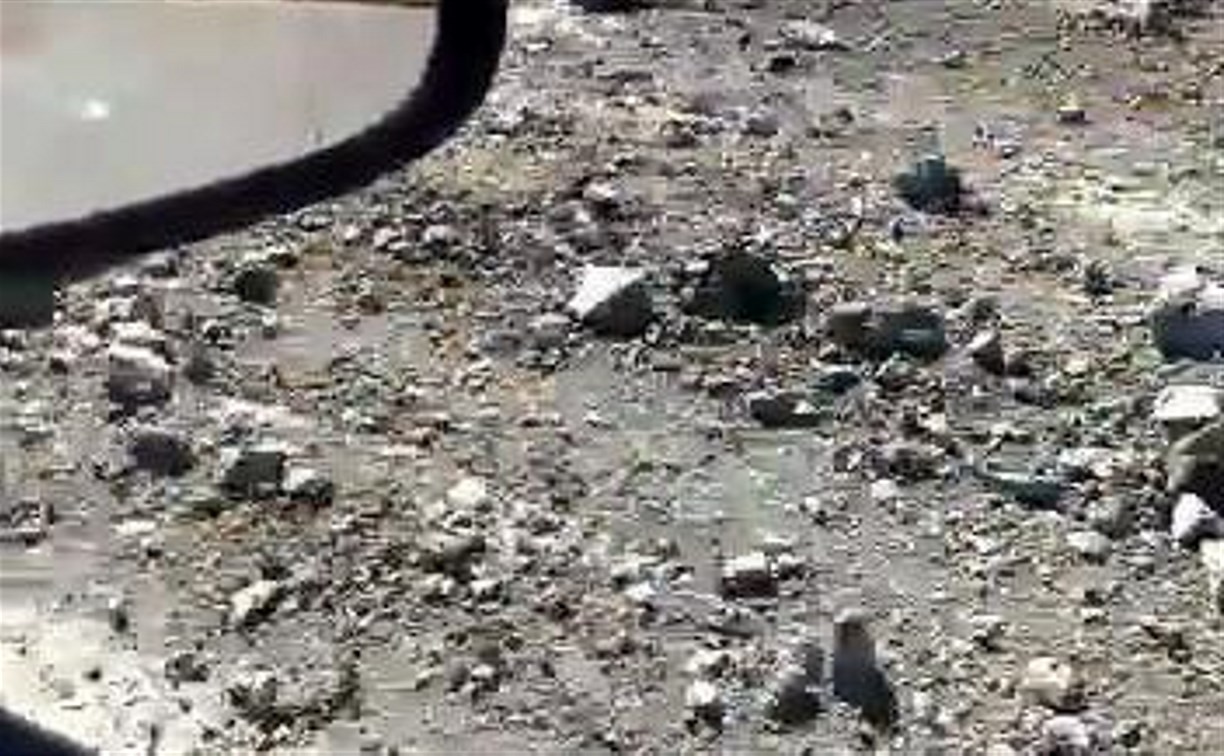 В Мицулевке на рассыпанном по дороге скальнике микроавтобус пробил колесо
