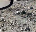 В Мицулевке на рассыпанном по дороге скальнике микроавтобус пробил колесо