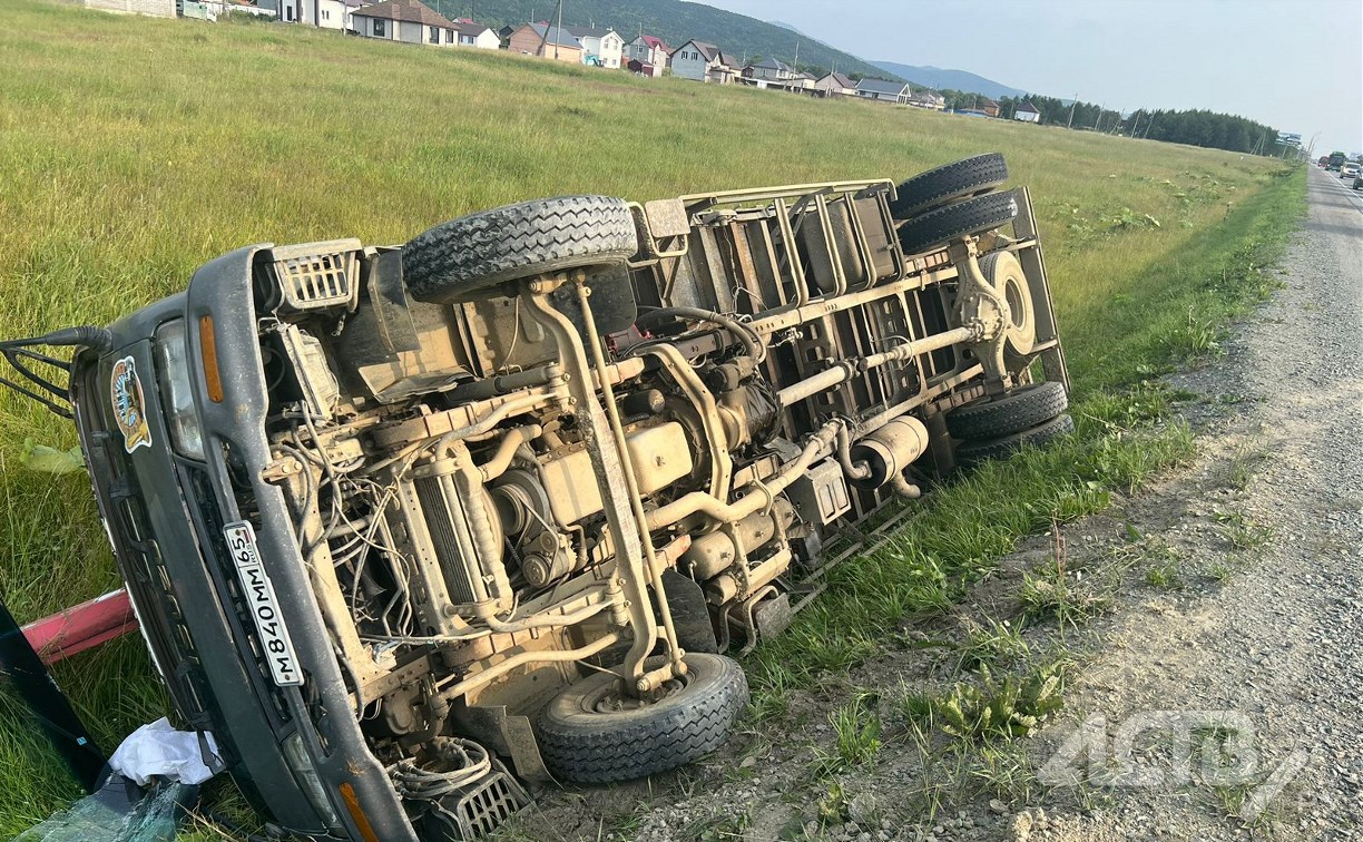 На трассе Южно-Сахалинск - Оха произошло ДТП с участием легковушки и двух грузовиков