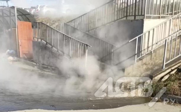 Впечатляющий порыв: улицу в Долинске "обдало" кипятком