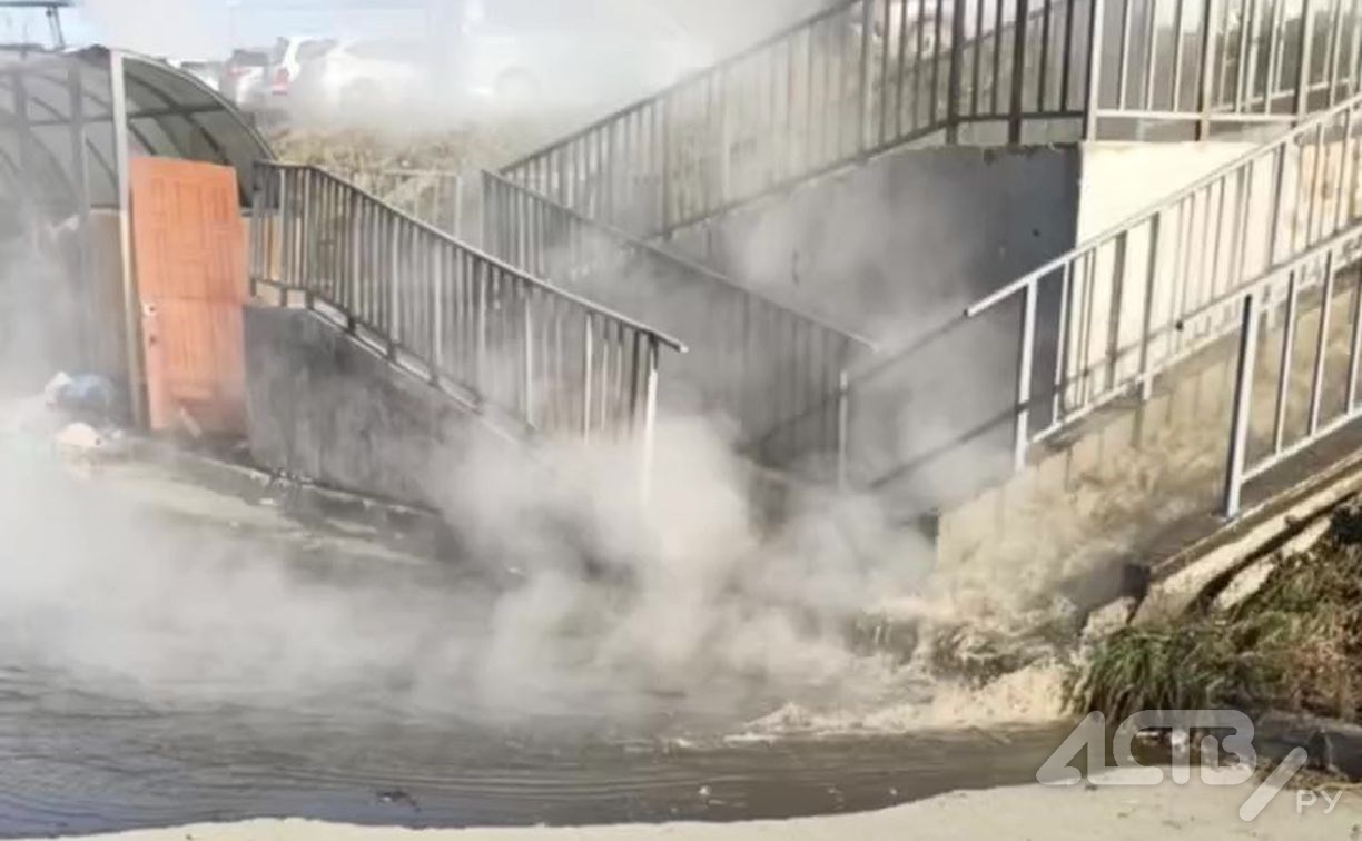 Впечатляющий порыв: улицу в Долинске "обдало" кипятком
