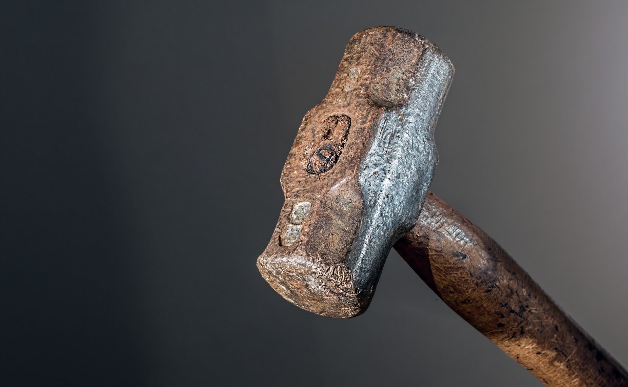 Сахалинец напился и избил приятеля молотком